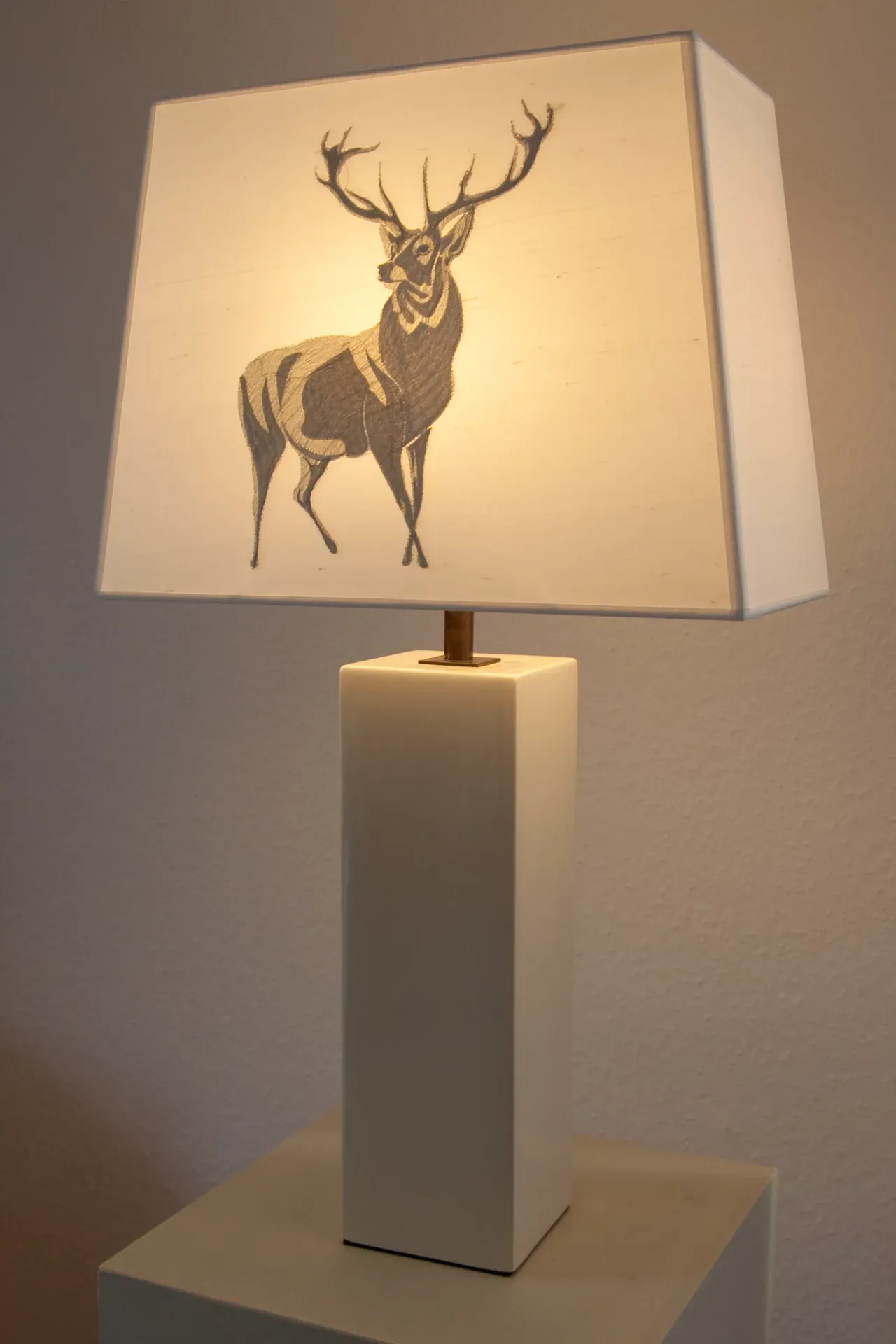 Tischlampe mit rechteckigem, cremefarbenem Schirm und Hirschillustration