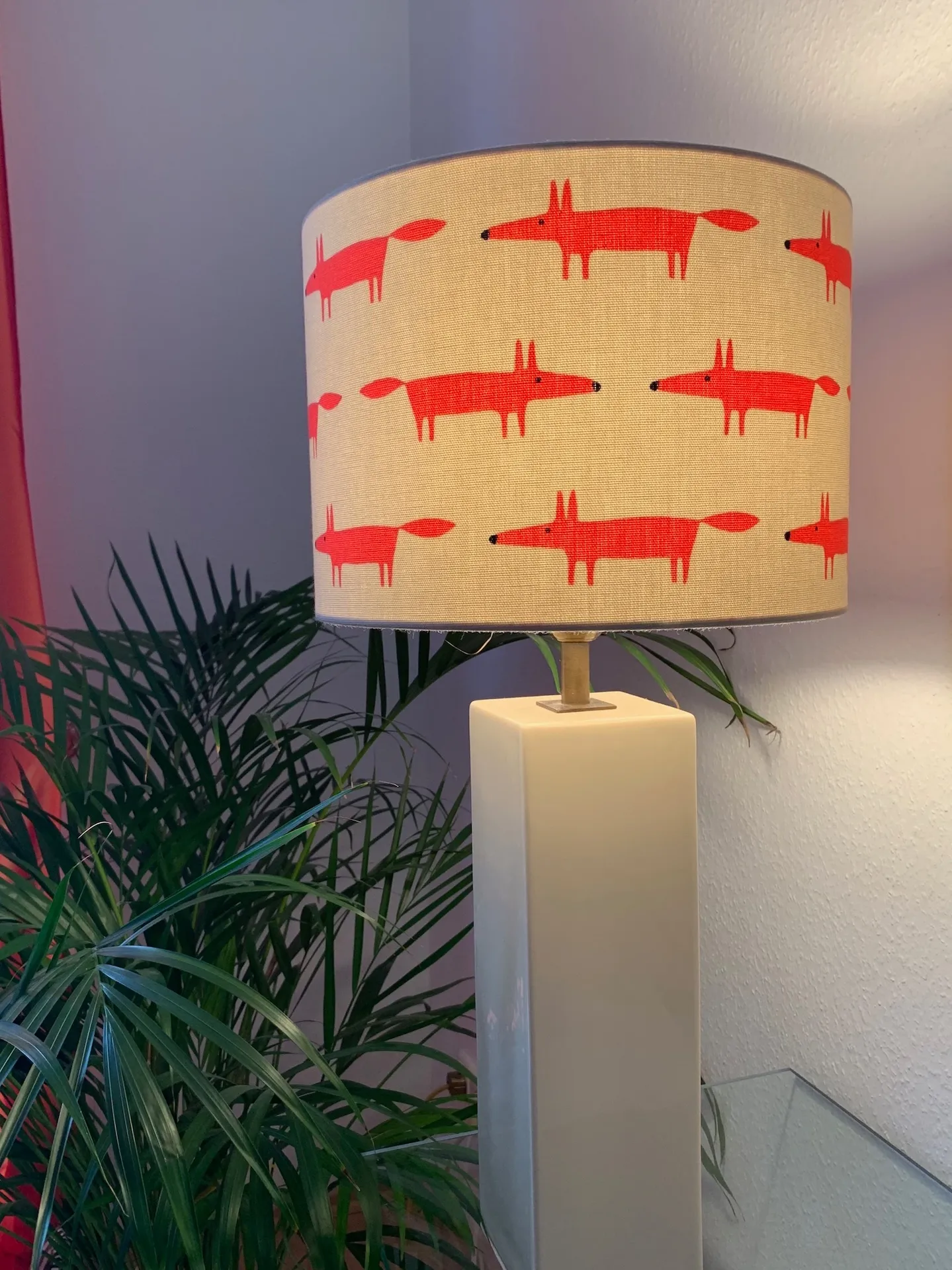 Tischlampe mit rechteckigem Sockel und beigem Schirm mit roten Fuchs-Motiven