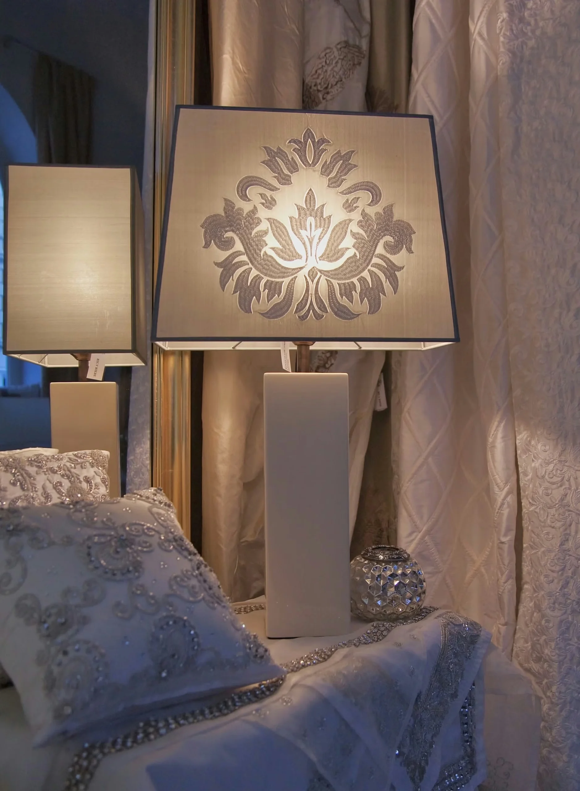 Tischlampe mit rechteckigem Fuß und besticktem Dekorschirm auf Nachttisch