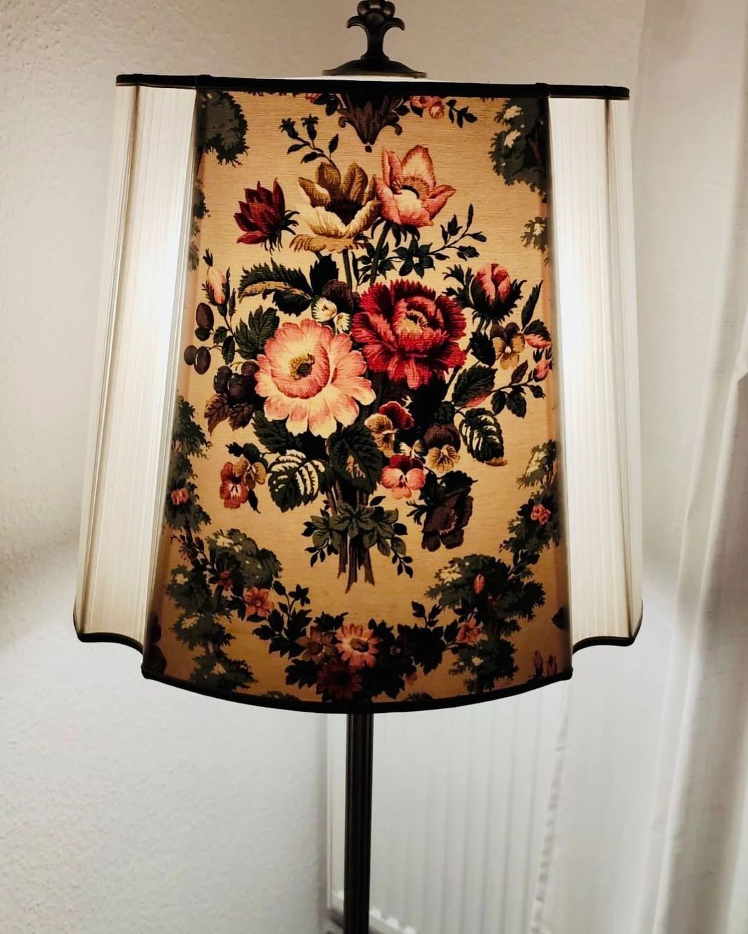 Lampe mit floralem Stoffschirm und seitlichen transparenten Blenden