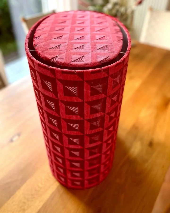 Roter zylindrischer Lampenschirm mit geometrischem Dreiecksmuster
