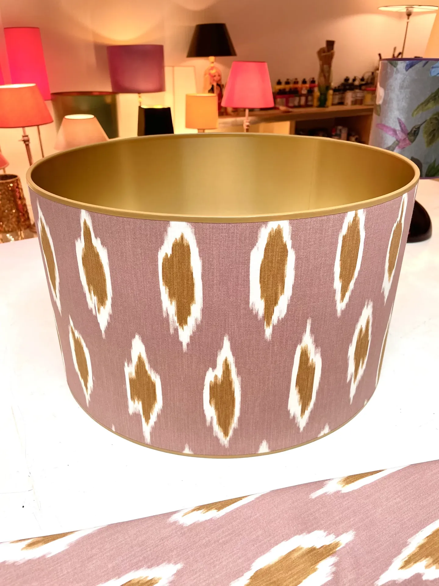 Zylindrischer Lampenschirm in Altrosa mit gold-weißem Ikat-Muster, goldfarbener Innenbeschichtung