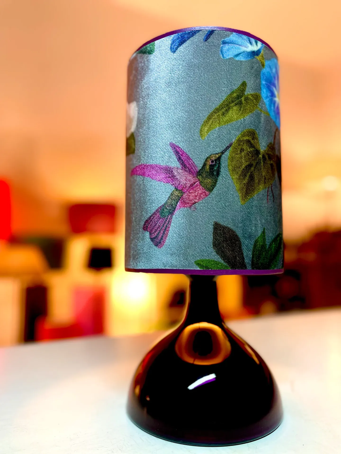 Tischlampe mit bedrucktem Stoffschirm, Kolibri- und Blumenmotiv