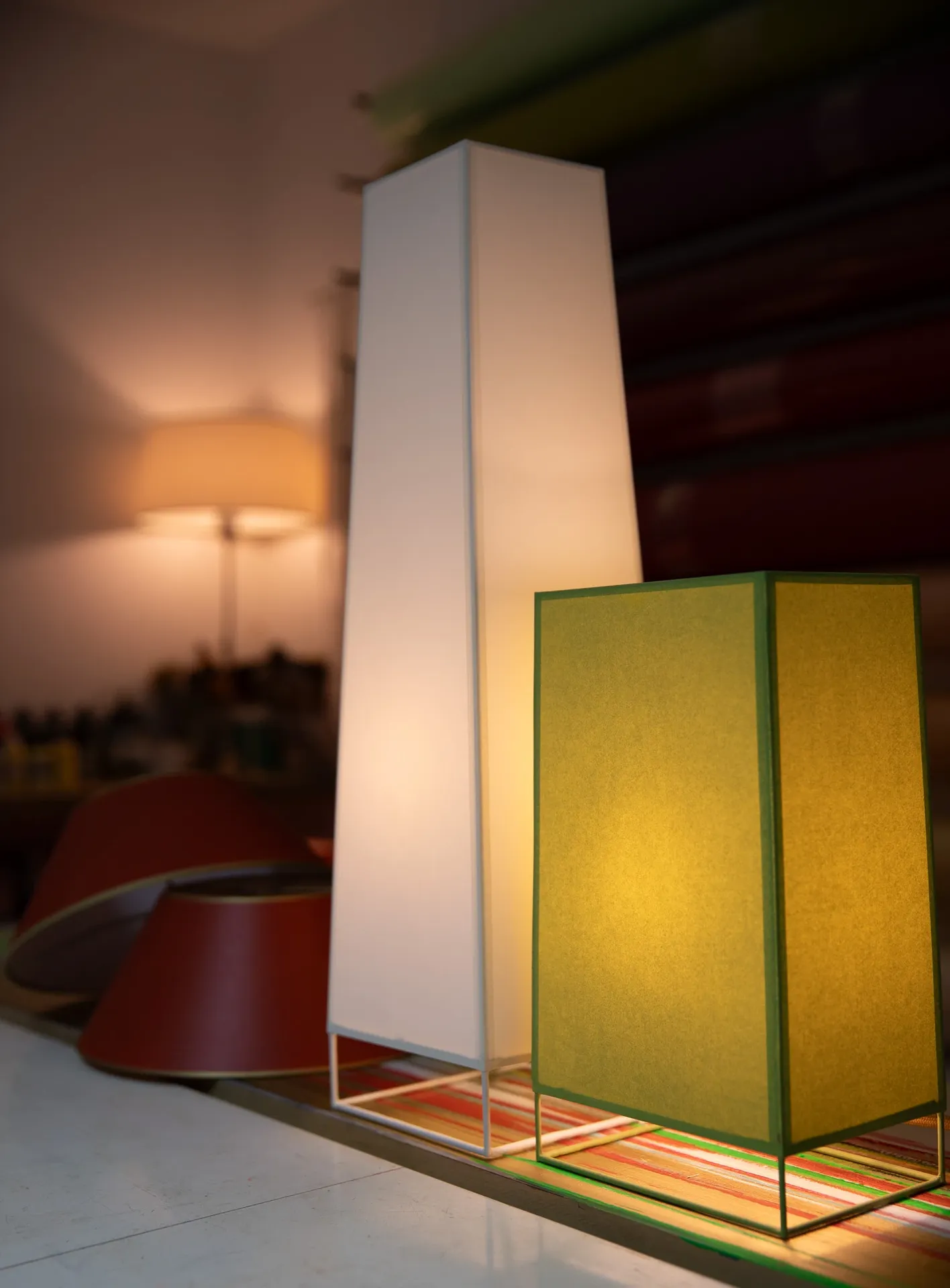 Zwei rechteckige Lampen mit Stoffschirmen