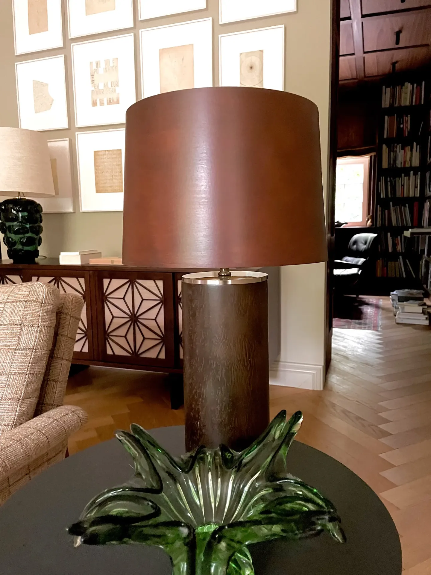 Tischlampe mit braunem Zylinderschirm auf Beistelltisch im Wohnzimmer