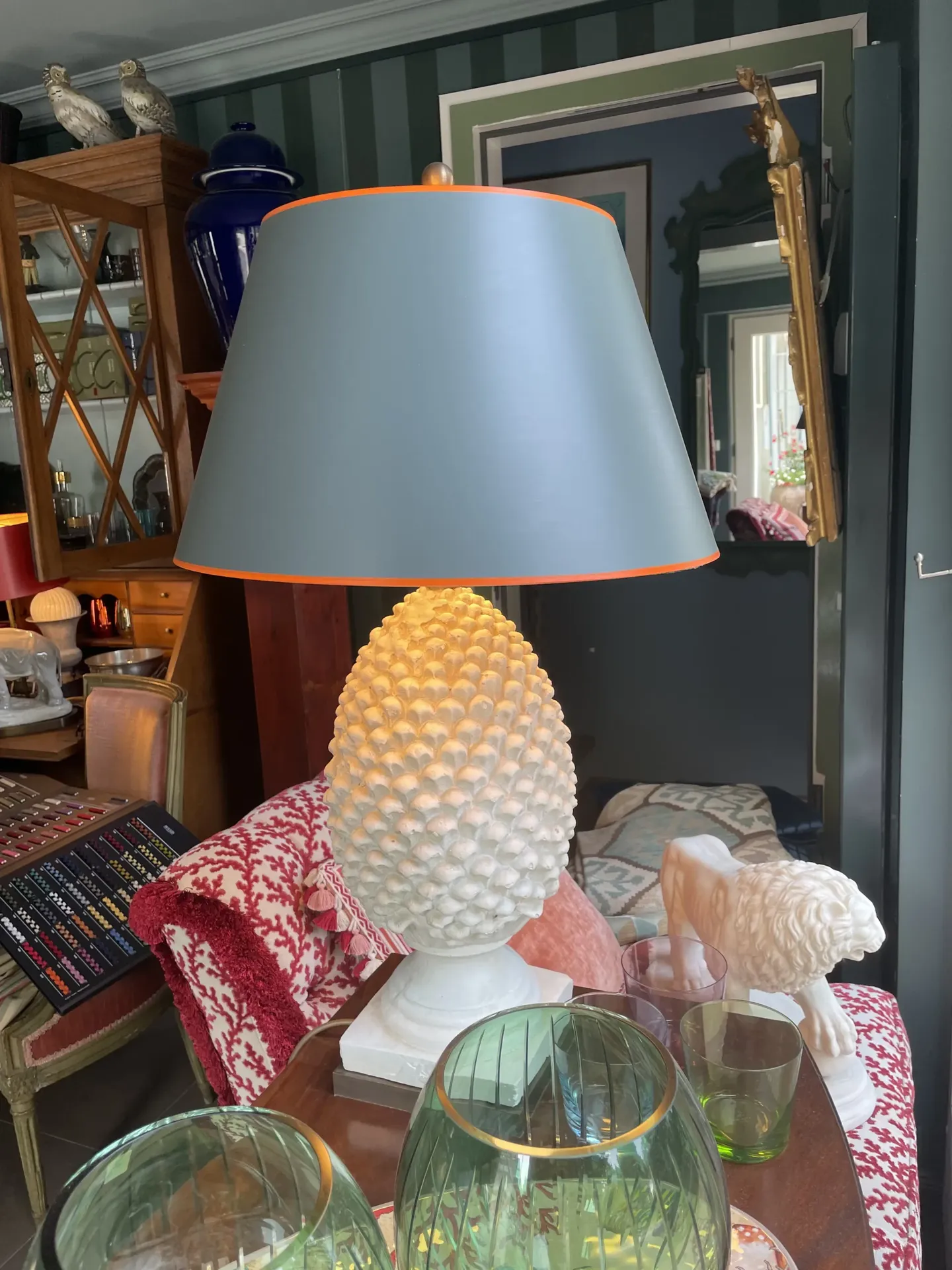 Tischlampe mit tannenzapfenförmigem Keramikfuß und grauem Schirm