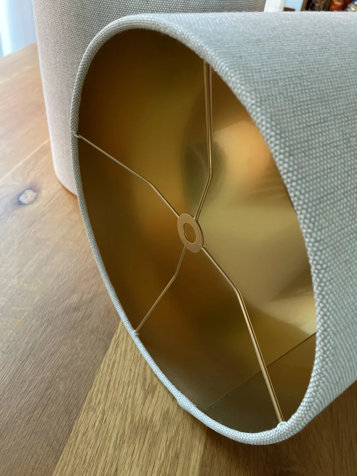Zylindrischer Lampenschirm mit goldener Innenbeschichtung und Drahtkreuz