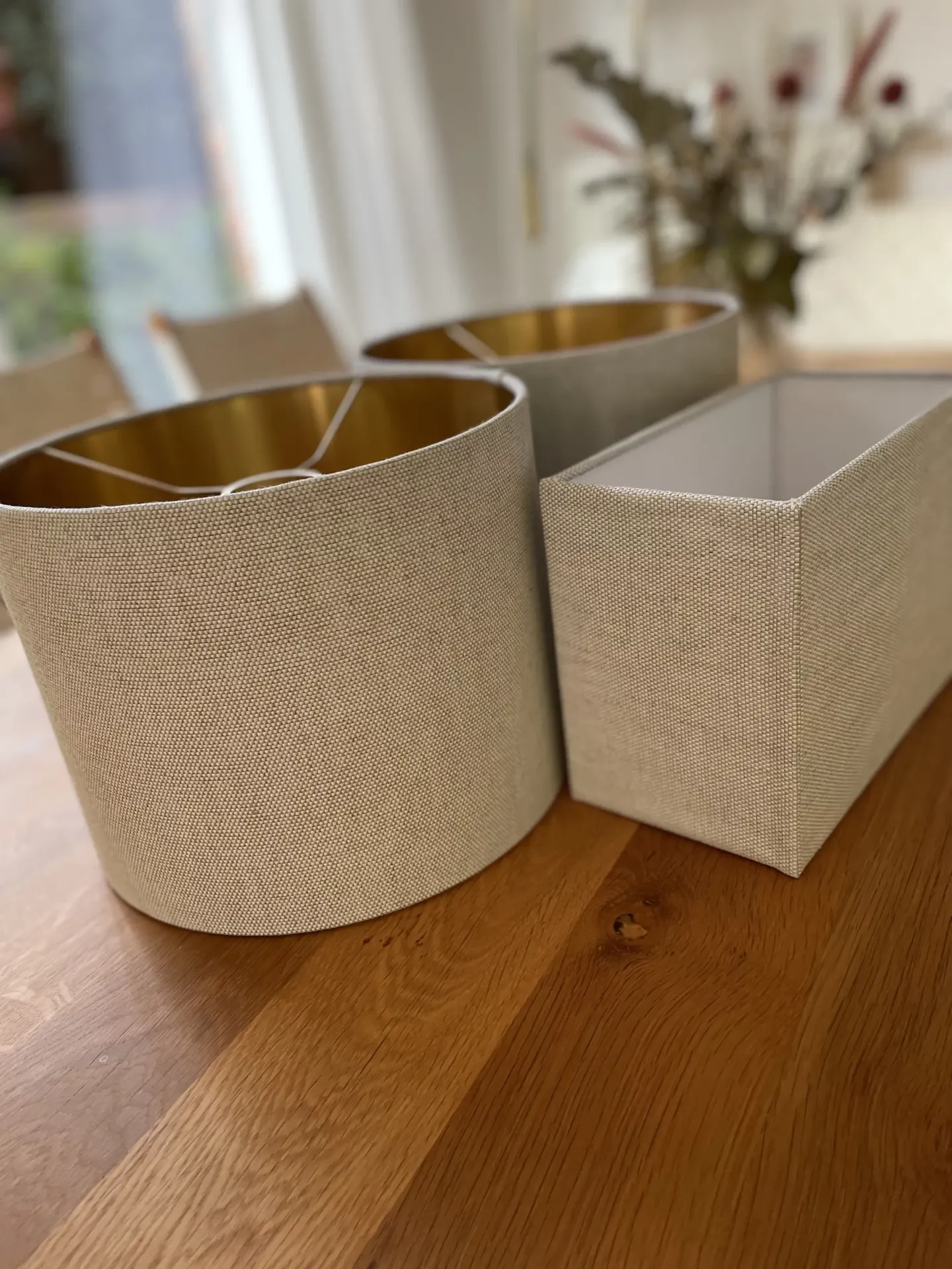 Beige Lampenschirme in Leinenoptik, zwei runde und ein rechteckiger