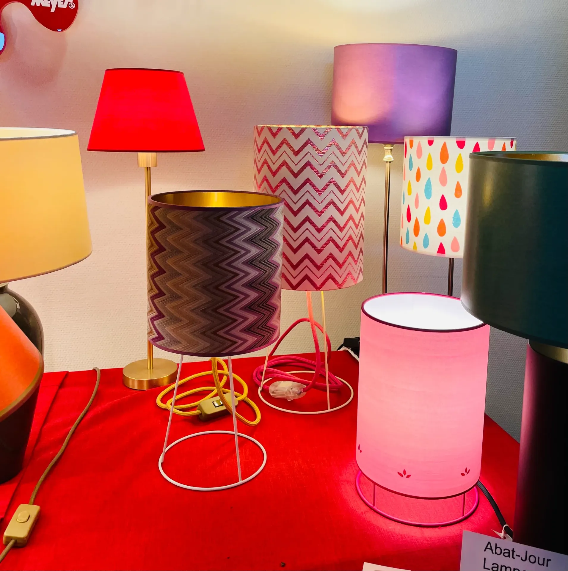 Verschiedene bunte Lampenschirme auf Tischlampen zur Produktpräsentation