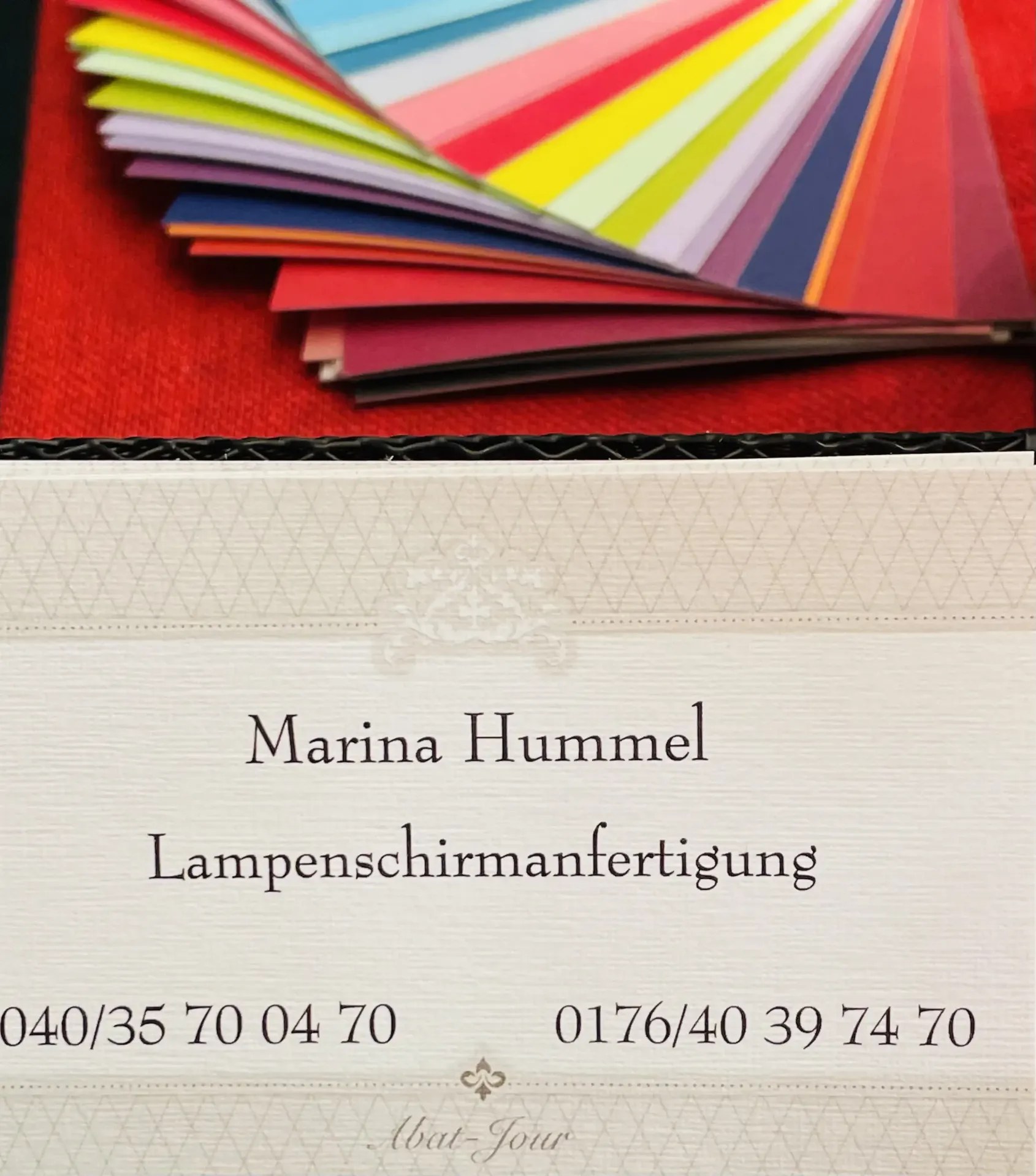 Visitenkarte für Lampenschirmanfertigung mit einem bunten Farbfächer