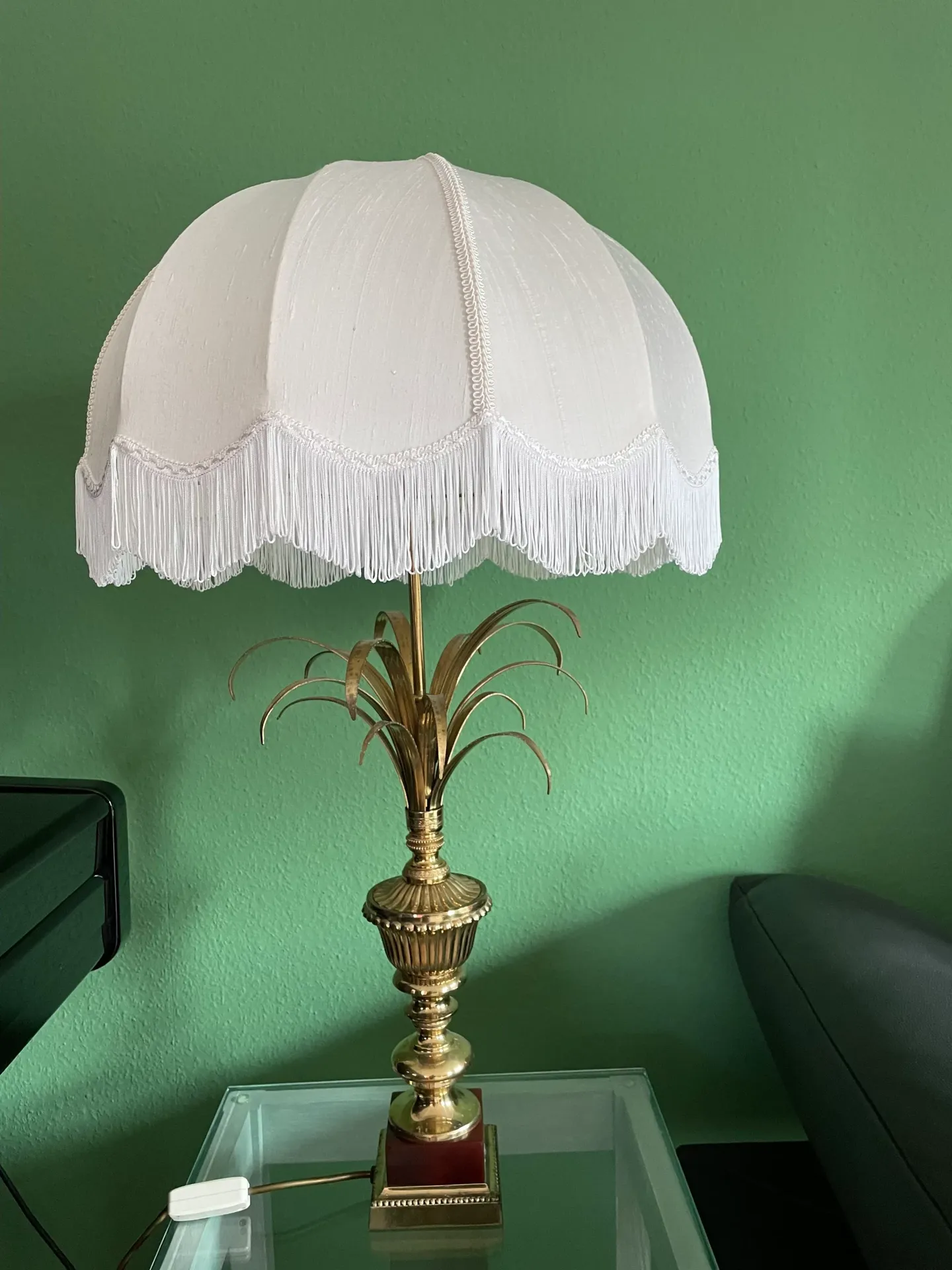 Tischlampe mit weißem Stoffschirm und Fransen auf Messingfuß