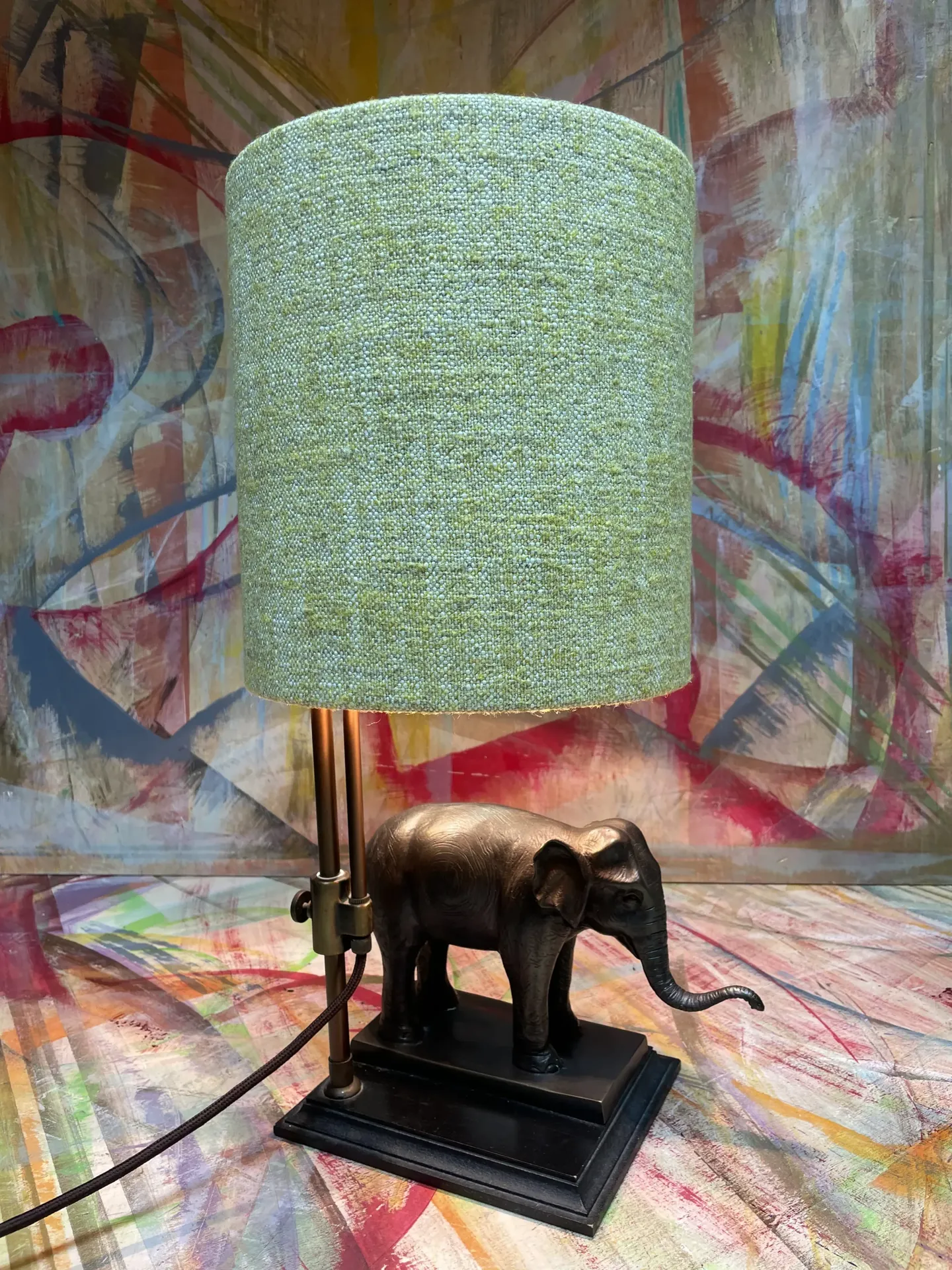 Tischlampe mit Elefantenfuß aus Metall und grünem Leinenlampenschirm