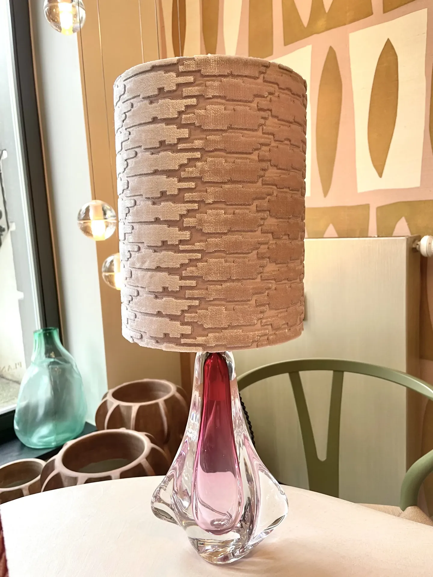 Tischlampe mit strukturiertem, zylindrischem Schirm und rosa getöntem geschliffenem Glasfuß