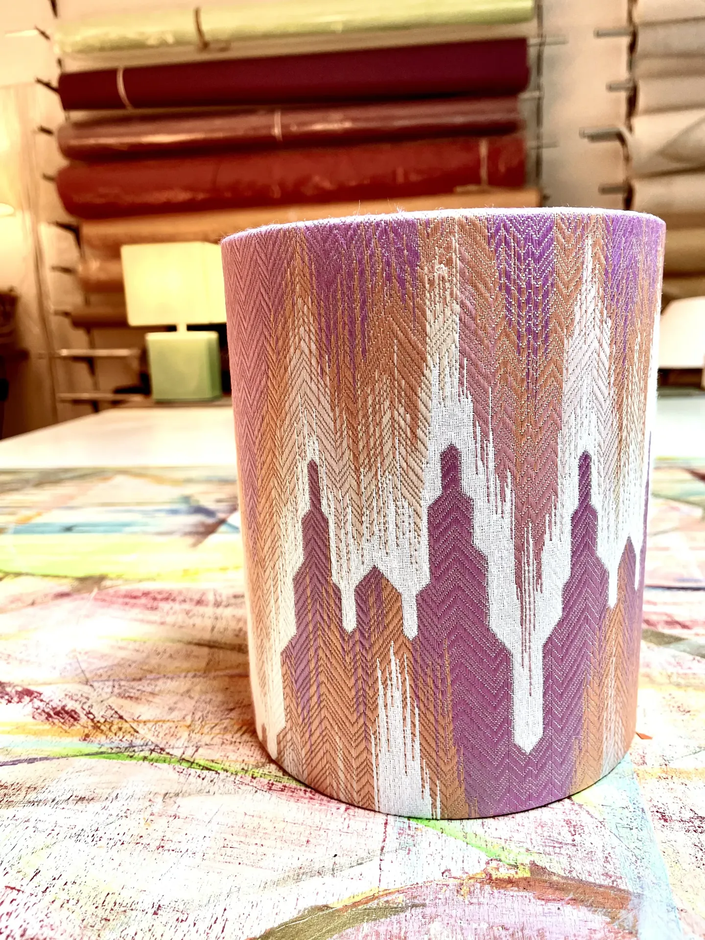 Zylindrischer Lampenschirm mit geometrischem Muster in Rosa und Beige