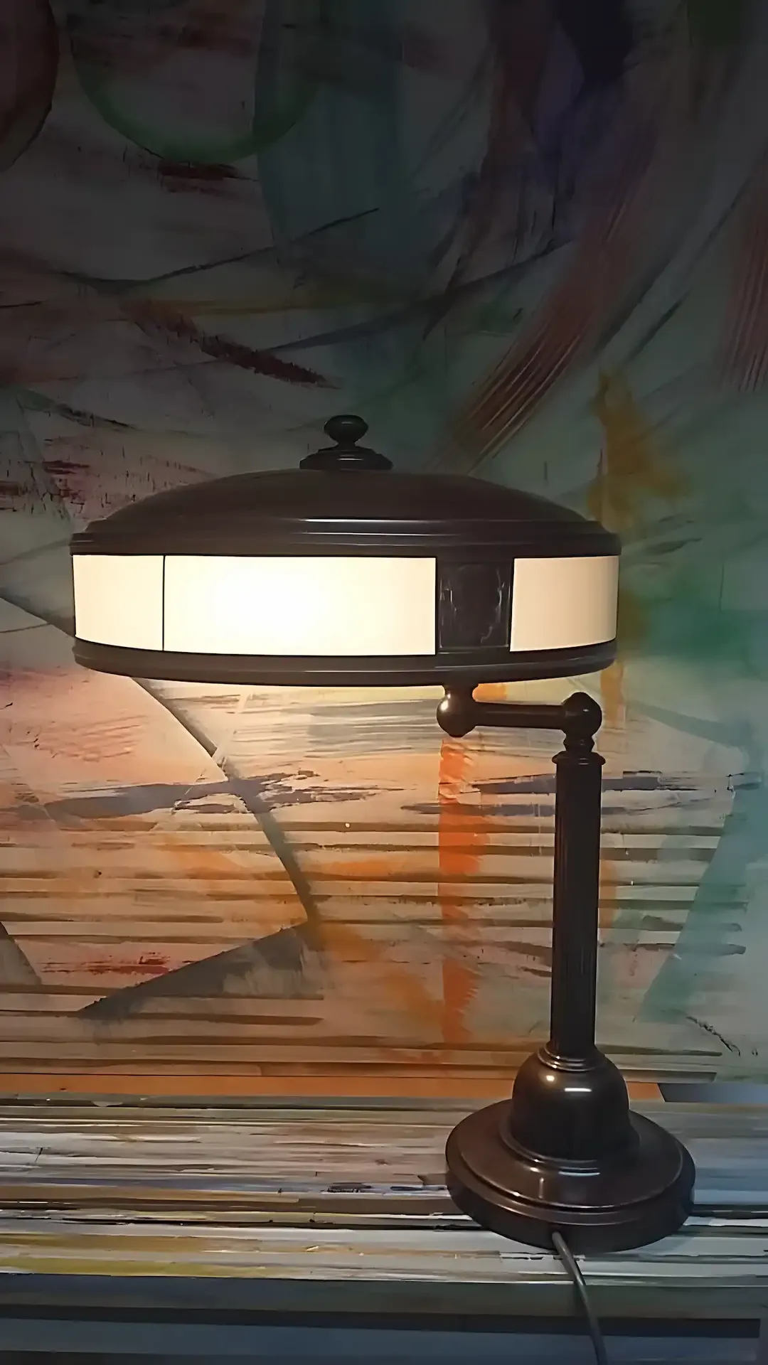 Klassische Tischlampe mit rundem grauem Lampenschirm und beleuchtetem Rand