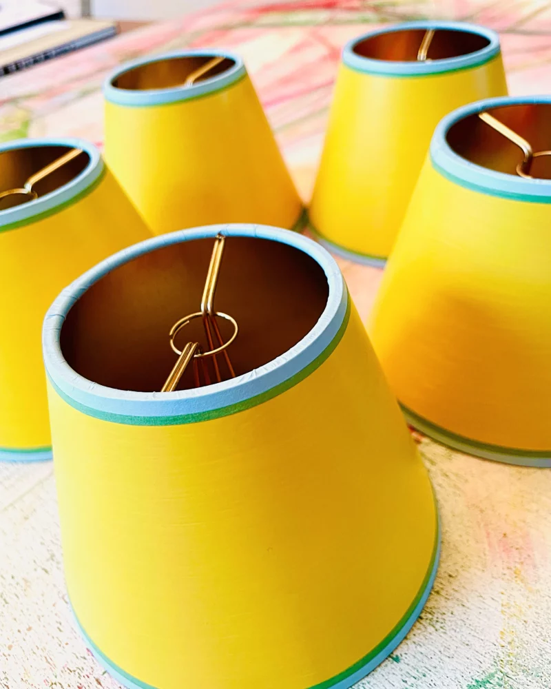 Lampenschirm rund gelb gefaerbt