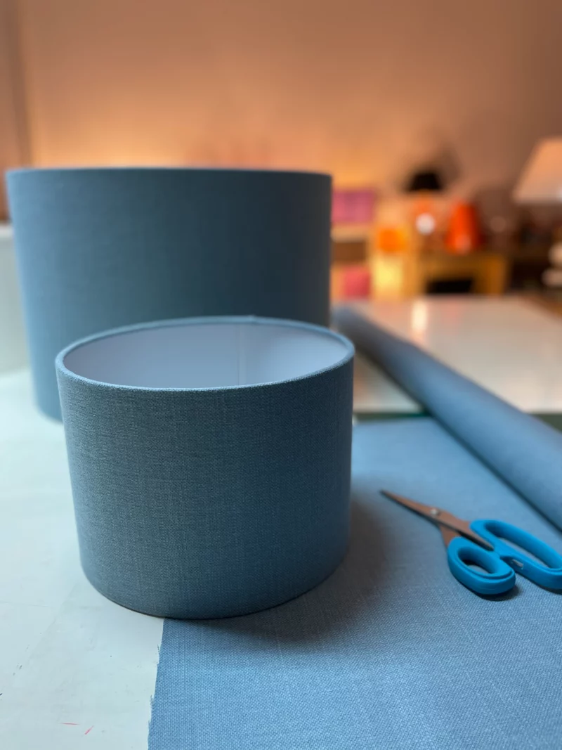 Lampenschirm Stoff bleu innen weiß