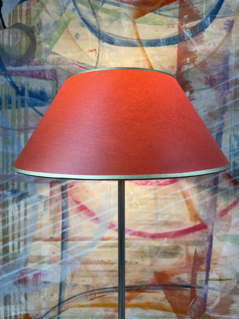 Lampenschirm rund orange gefaerbt
