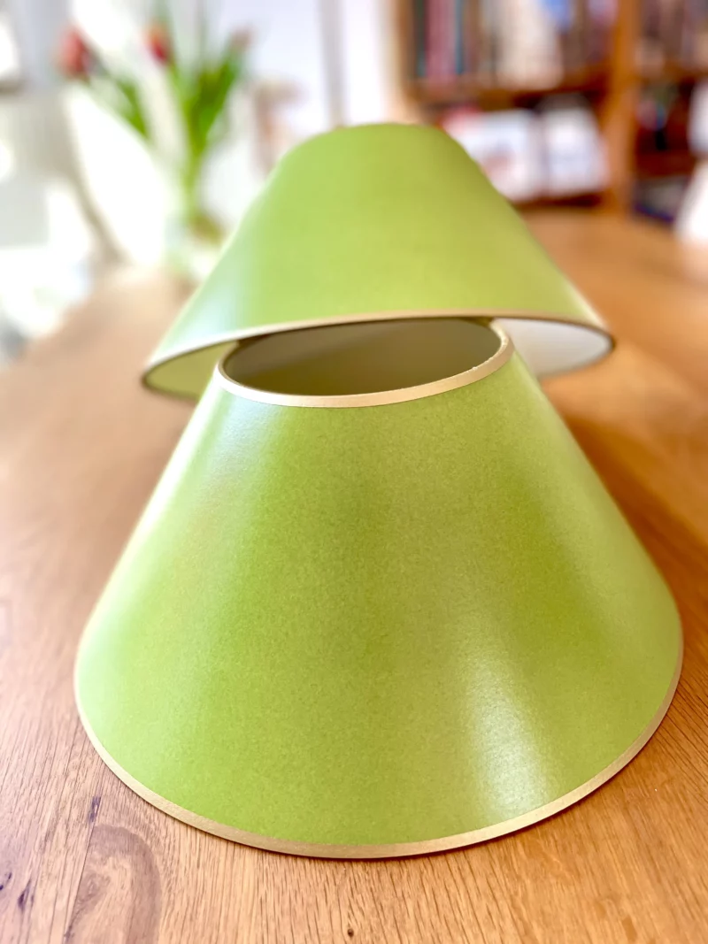 Lampenschirm rund gruen gefaerbt