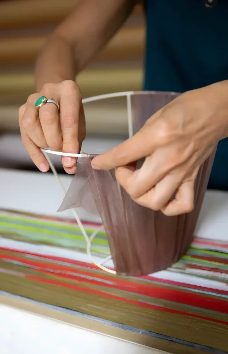 Ein Lampenschirm Gitter Wird Mit Stoff Gebunden