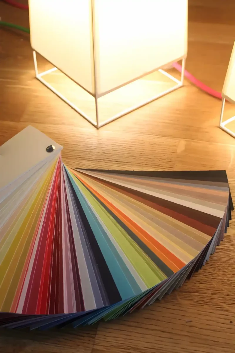 Farbpallette Mit Lampenschirm Auf Tisch