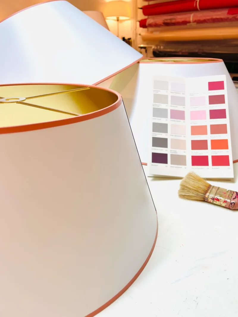 Weisser Lampenschirm Mit Farbpallette Auf Einem Tisch